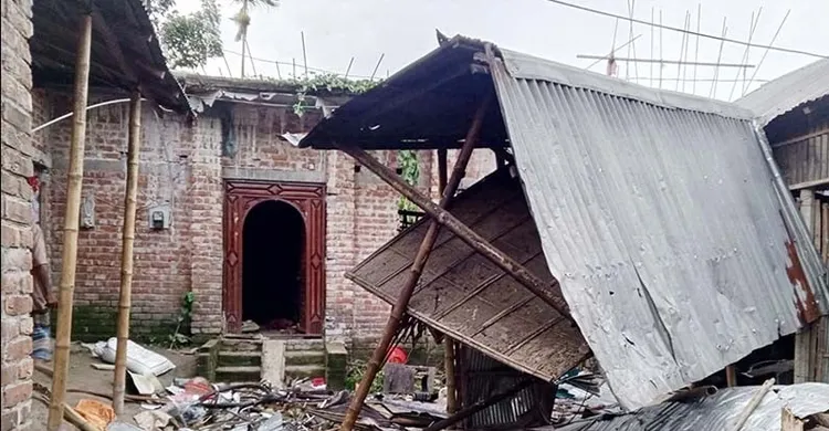 রংপুরে হিন্দু সম্প্রদায়ের ক্ষতিগ্রস্ত বাড়িঘর নির্মাণ চলছে