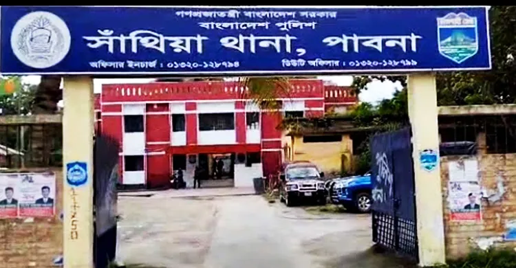 পাবনায় ব্যবসায়ীর কাছে চাঁদা দাবির সময় খেলনা পিস্তলসহ দুই চাঁদাবাজ আটক