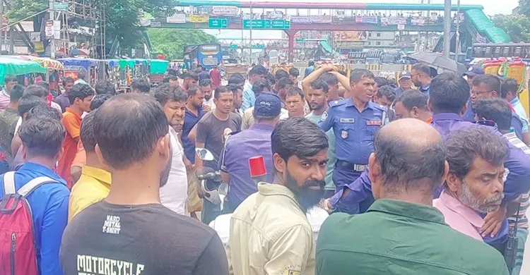 পুলিশ ও শ্রমিকদের উত্তেজনায় আটক চার শ্রমিক