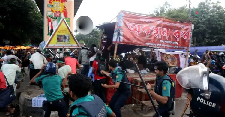 ‘প্রকৃত’ জুলাই যোদ্ধাদের হামলায় ছত্রভঙ্গ শাহবাগের আন্দোলনকারী, যান চলাচল স্বাভাবিক