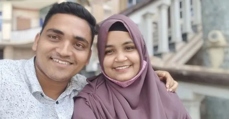 দুই বছর সংসার, তারপর অস্বীকৃতি, স্বামীর বাড়ির সামনে স্ত্রীর অনশন