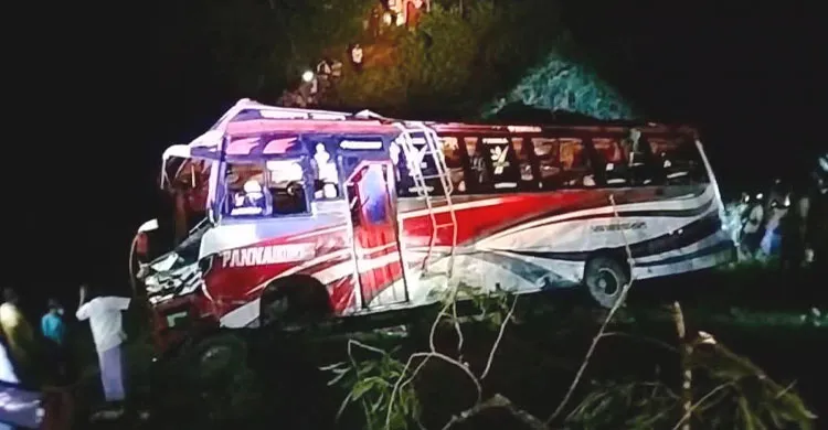 জৈন্তাপুরে  বাস নিয়ন্ত্রণ হারিয়ে খালে, আহত ২৮