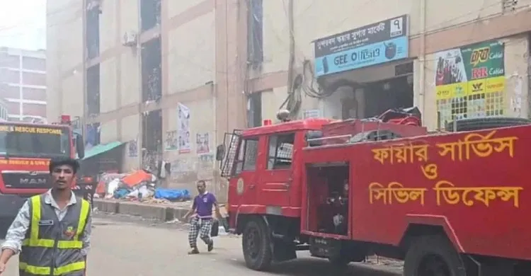 ফায়ার সার্ভিসের ১১টি ইউনিটের চেষ্টায় গুলিস্তানের আগুন নিয়ন্ত্রণে