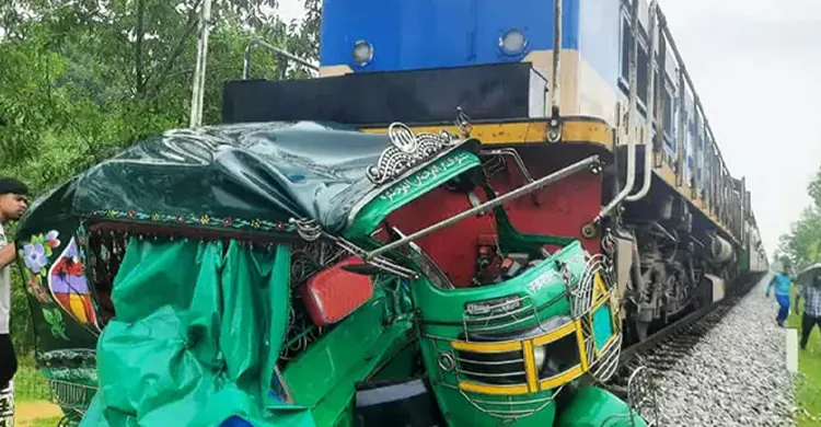 কক্সবাজারে সিএনজি অটোরিকশাকে ট্রেনের ধাক্কা, নিহত ৫