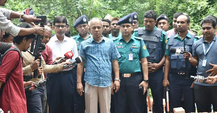 রায়েরবাজার গণকবরের লাশগুলো ডিএনএ টেস্টের মাধ্যমে শনাক্ত করা হবে: স্বরাষ্ট্র উপদেষ্টা