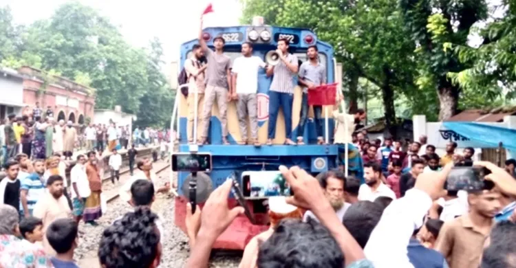 চুয়াডাঙ্গায় আন্তঃনগর ট্রেন যাত্রাবিরতির দাবিতে রেললাইন অবরোধ