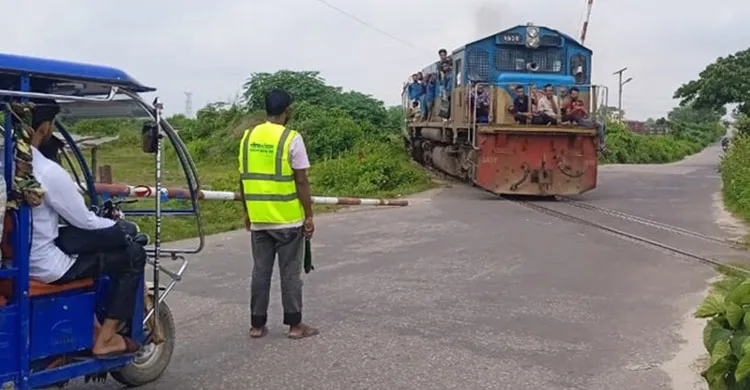 ব্রাহ্মণবাড়িয়ায় রেলগেটের ব্যারিয়ার ভাঙায় রেলপথে দুর্ঘটনার শঙ্কা