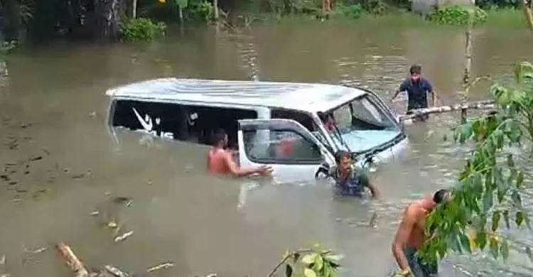 নোয়াখালীতে মাইক্রোবাস খাদে পড়ে একই পরিবারের ৭ জন নিহত