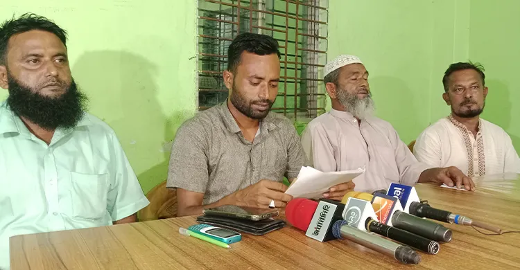 নেত্রকোনায় অবৈধ বালু উত্তোলন বন্ধে ইজারাদারের সংবাদ সম্মেলন