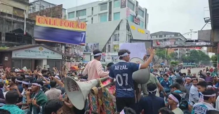 অধ্যাদেশ প্রকাশের দাবিতে সায়েন্সল্যাবে শিক্ষার্থীদের বিক্ষোভ