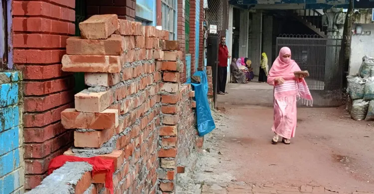 গেট বন্ধ করে প্রাচীর নির্মাণ করায় থানায় অভিযোগ