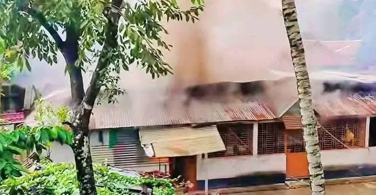 গাজীপুরে মাদক ব্যবসায় বাধা দেওয়ায় স্ত্রীকে শ্বাস রোধে হত্যা , ঘাতকের বাড়ি পুরিয়ে দিয়েছে জনতা