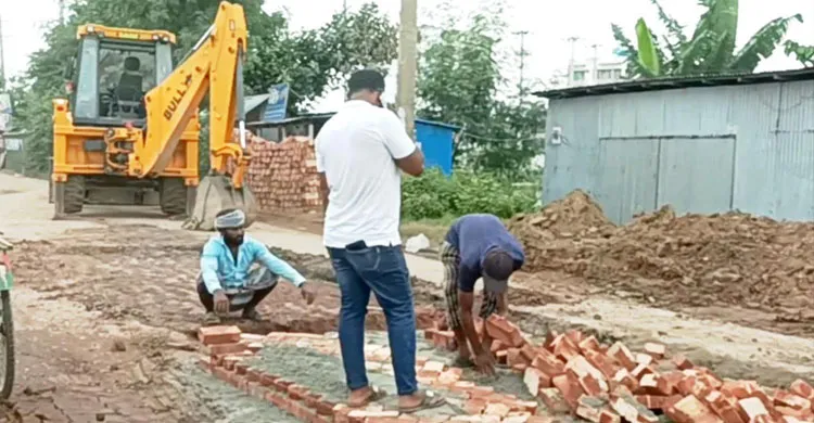 আন্দোলনের চাপে পড়ে, মদনগঞ্জ-মদনপুর সড়কে ‘জোড়াতালি’ সংস্কার