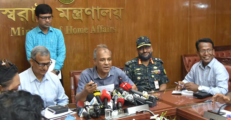 আইনশৃঙ্খলা বাহিনীর হারানো অস্ত্রের সন্ধান দিলে মিলবে পুরস্কার: স্বরাষ্ট্র উপদেষ্টা