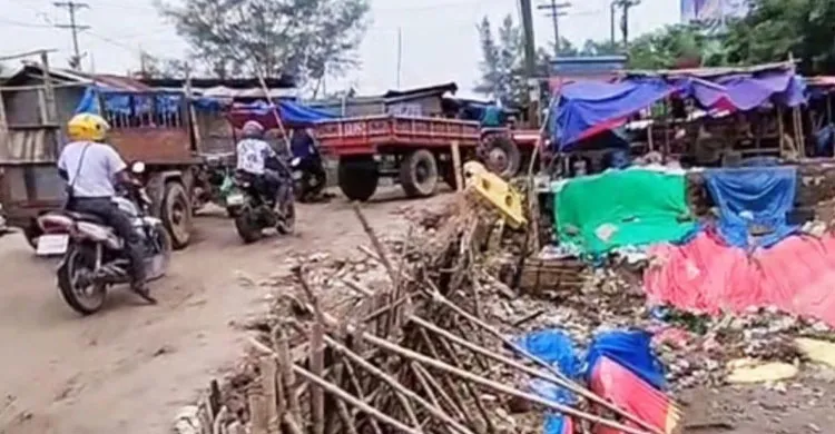 বৃষ্টির অজুহাতে সেতু নির্মাণ কাজ বন্ধ, লাপাত্তা ঠিকাদার