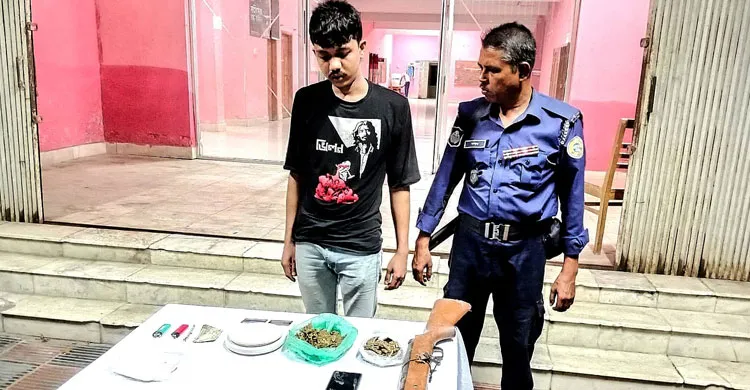 পটুয়াখালীতে সেনা-পুলিশের যৌথ অভিযানে গাঁজা ও ইয়ার গানসহ যুবক আটক