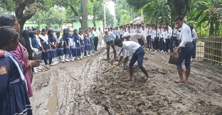 পঞ্চগড়ে এক কিলোমিটার রাস্তা কাদা-গর্তে ভরা, শিক্ষার্থীদের স্বেচ্ছাশ্রমে মেরামত