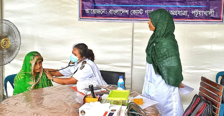 ইটবাড়িয়ায় ৫২০ জনকে বিনামূল্যে চিকিৎসা ও ওষুধ দিল কোস্ট গার্ড
