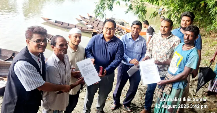 সোশ্যাল এইড-এর উদ্যোগে জেলে সম্প্রদায়ের মাঝে নৌকা ও জাল বিতরণ