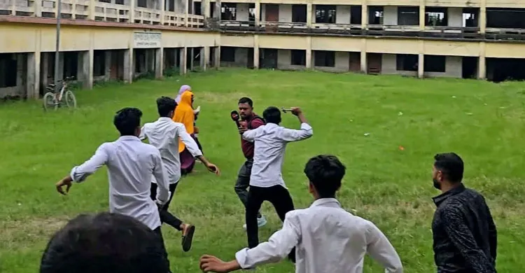 রূপগঞ্জে জনতা উচ্চ বিদ্যালয়ে শিক্ষক কর্তৃক ৪১ শিক্ষার্থীকে পিটিয়ে আহত, সাংবাদিকদের হাতুড়ি পেটা