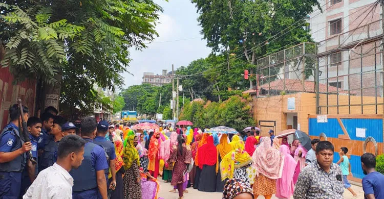 আশুলিয়ায় বকেয়া বেতনের দাবিতে দেড় ঘণ্টা সড়ক অবরোধ