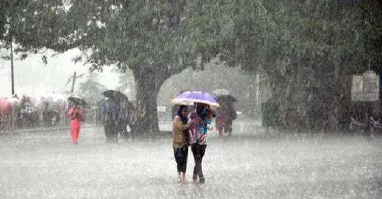 সাত সকালে বৃষ্টিতে ভিজল ঢাকা, কমতে পারে তাপমাত্রা
