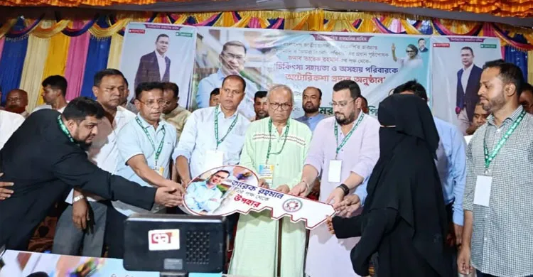অসহায় পরিবারের দুই শিশুকে চিকিৎসা সহায়তা ও অটোরিকশা দিলেন তারেক রহমান