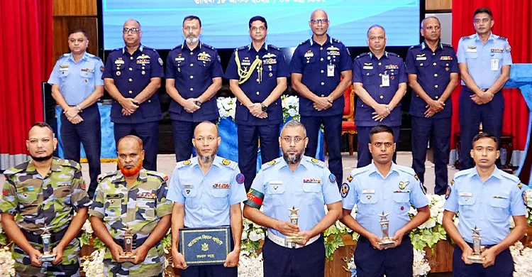 শ্রেষ্ঠ বিমানসেনা ও এমওডিসিদের ট্রফি-সনদ প্রদান করলেন বিমান বাহিনী প্রধান