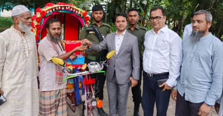রূপগঞ্জ উপজেলা প্রশাসনের উদ্যোগে দুই অসহায়ের মাঝে অটোরিকশা ও গরু বিতরণ
