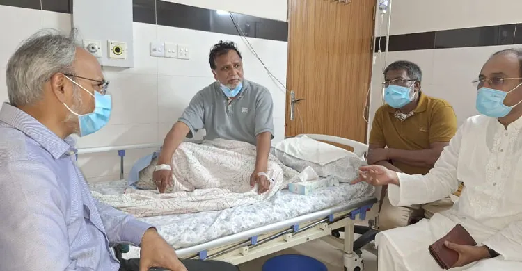 বীর মুক্তিযোদ্ধা আবদুস সালামকে দেখতে হাসপাতালে ডা. রফিক