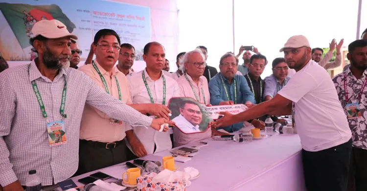 শহীদ ও আহতদের পরিবারের মাঝে চিকিৎসা সহায়তা ও অটো রিক্সা দিলেন তারেক রহমান