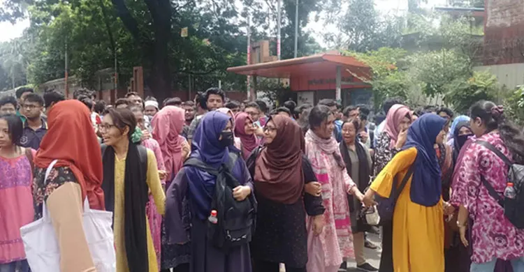 আগারগাঁওয়ে শেকৃবি শিক্ষার্থীদের সড়ক অবরোধ, যান চলাচল বন্ধ