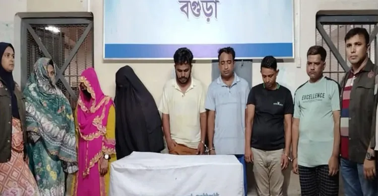 বগুড়ায় হানি ট্র্যাপ চক্রের ৩ নারীসহ গ্রেফতার-৭
