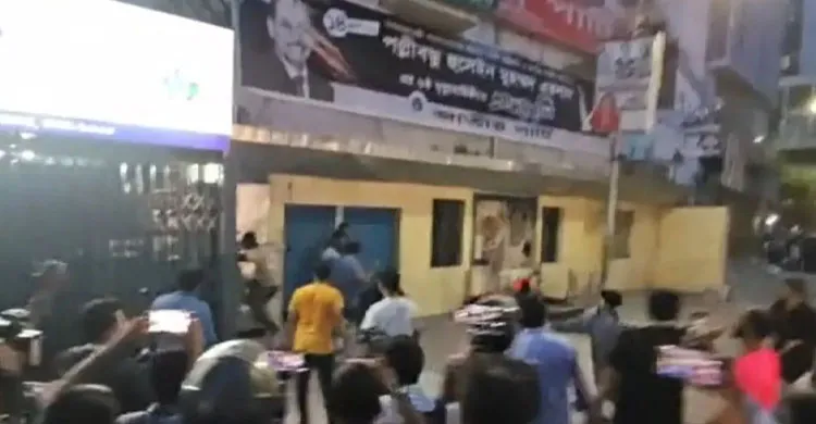 সন্ধ্যার পর জাতীয় পার্টির কেন্দ্রীয় কার্যালয়ে ভাঙচুর, অগ্নিসংযোগ