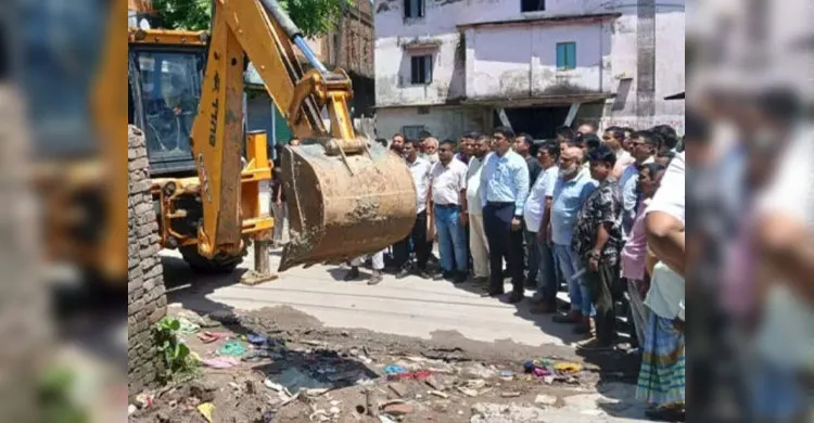 কাঞ্চন পৌরসভার শতবর্ষী উকিলবাড়ি সরকারি খাল উদ্ধারে প্রশাসনের উচ্ছেদ অভিযান
