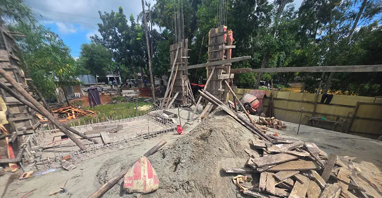 বাঁশখালীতে নিম্নমানের বালু ও ইট-খোয়া দিয়ে নির্মাণ হচ্ছে গণশৌচাগার