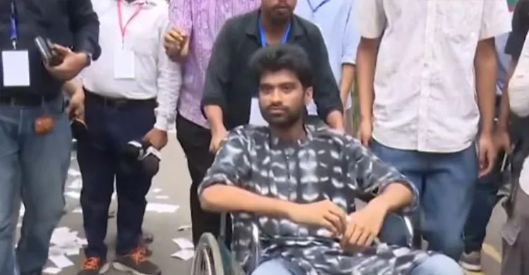 হুইলচেয়ারে ভোটকেন্দ্রে জিএস প্রার্থী মেঘমল্লার বসু