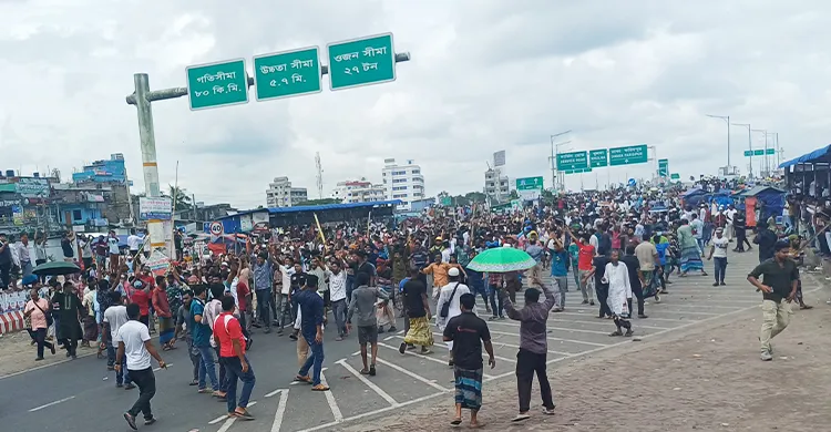ভাঙ্গায় সড়ক অবরোধে থমথমে পরিস্থিতি, থানায় হামলা–অগ্নিসংযোগ