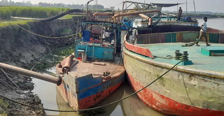 বালু লুটের শঙ্কায় ইজারাবিহীন ধোপাজান ড্রেজারসহ নৌকা আটক