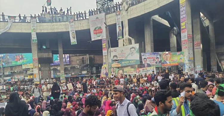 গাজীপুরে ডিপ্লোমা প্রকৌশলীদের দুই ঘন্টা ধরে দুই মহাসড়ক ব্লকেড