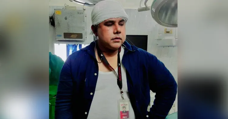 নরসিংদীতে সংবাদ সংগ্রহকালে সন্ত্রাসীদের হামলার শিকার সাংবাদিক