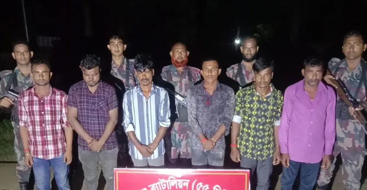 অবৈধভাবে সীমান্ত অতিক্রমকালে বিজিবির হাতে আটক ৬