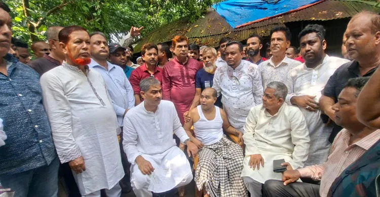 আওয়ামী সন্ত্রাসীদের ৪২ কোপে আহত যুবদলেরকর্মী ছুট্টুর চিকিৎসার দায়িত্ব নিলেন এ্যানি চৌধুরী