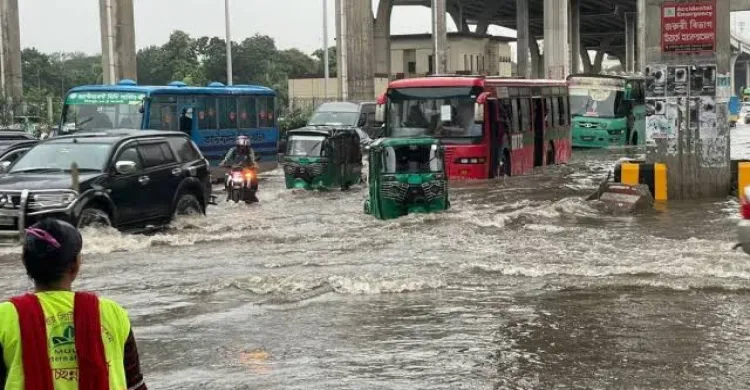 সকাল থেকে মুষলধারে বৃষ্টি, সড়কে জলাবদ্ধতায় চরম ভোগান্তি অফিসগামীরা