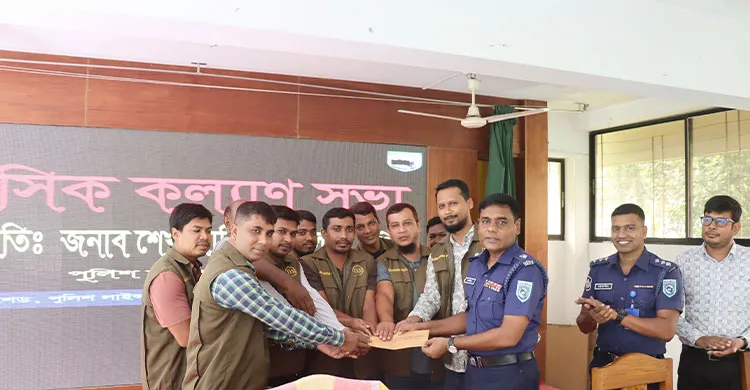 মাদক কারবারদের দস্তা দস্তি করে আটক করা পুলিশদের পুরস্কৃত করলেন ঠাকুরগাঁও এসপি