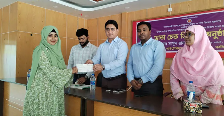 নরসিংদীতে নারী উদ্যোক্তাদের মাঝে ২৭ লক্ষ টাকার চেক বিতরণ