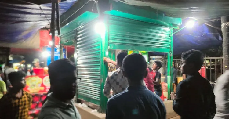 ঢাকা বিশ্ববিদ্যালয়ে শিক্ষার্থীদের খাওয়ানো হচ্ছিল মরা-পঁচা মুরগি, দুই দোকান বন্ধ