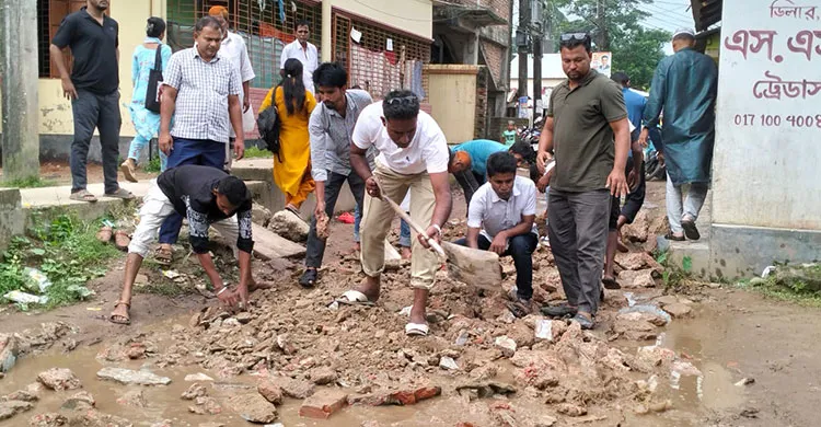 সাবেক যুবদল নেতা রনির উদ্যোগে স্বেচ্ছাশ্রমে রাস্তা সংস্কার