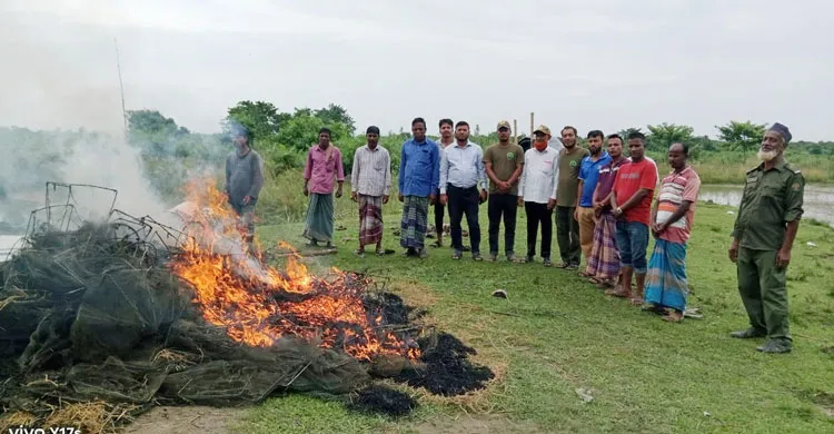 রাতারগুলে চায়না জালের থাবা! বন বিভাগের হস্তক্ষেপে ৩১টি জাল উদ্ধার