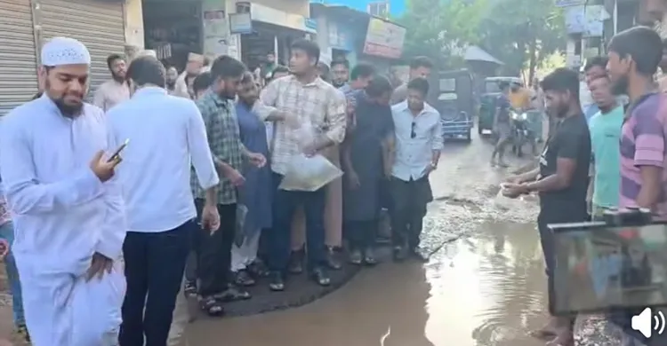 ধানের পর এবার সড়কে মাছ ছেড়ে প্রতিবাদ হাসনাত আবদুল্লাহর